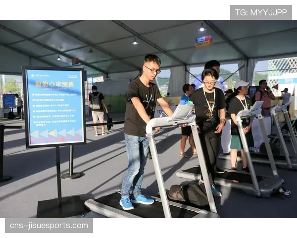 场边视角：斯特拉斯堡教练组通过平板电脑实时关注队员的跑动心率数据